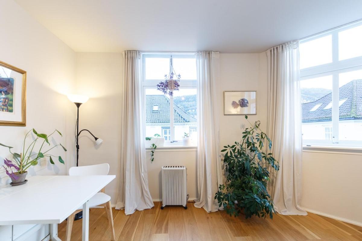 Unique Relaxed Corner Flat In * Bergen