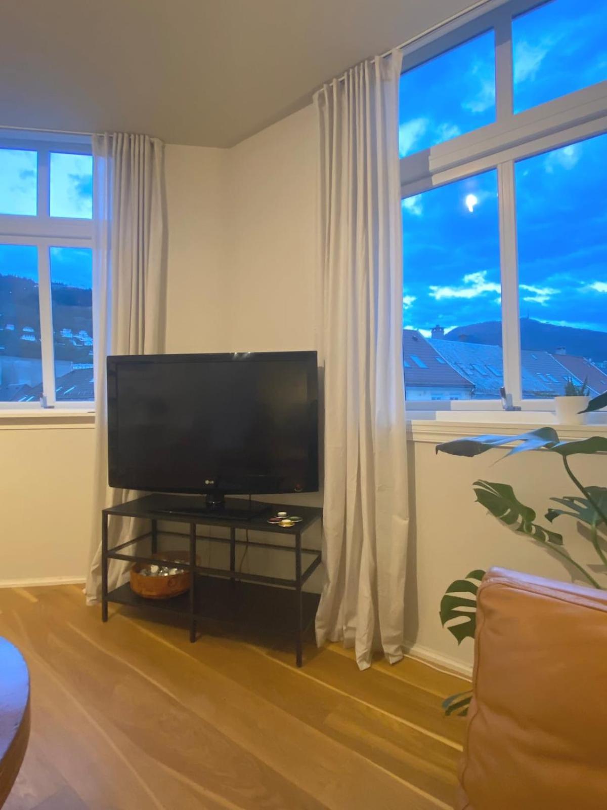 Unique Relaxed Corner Flat In *