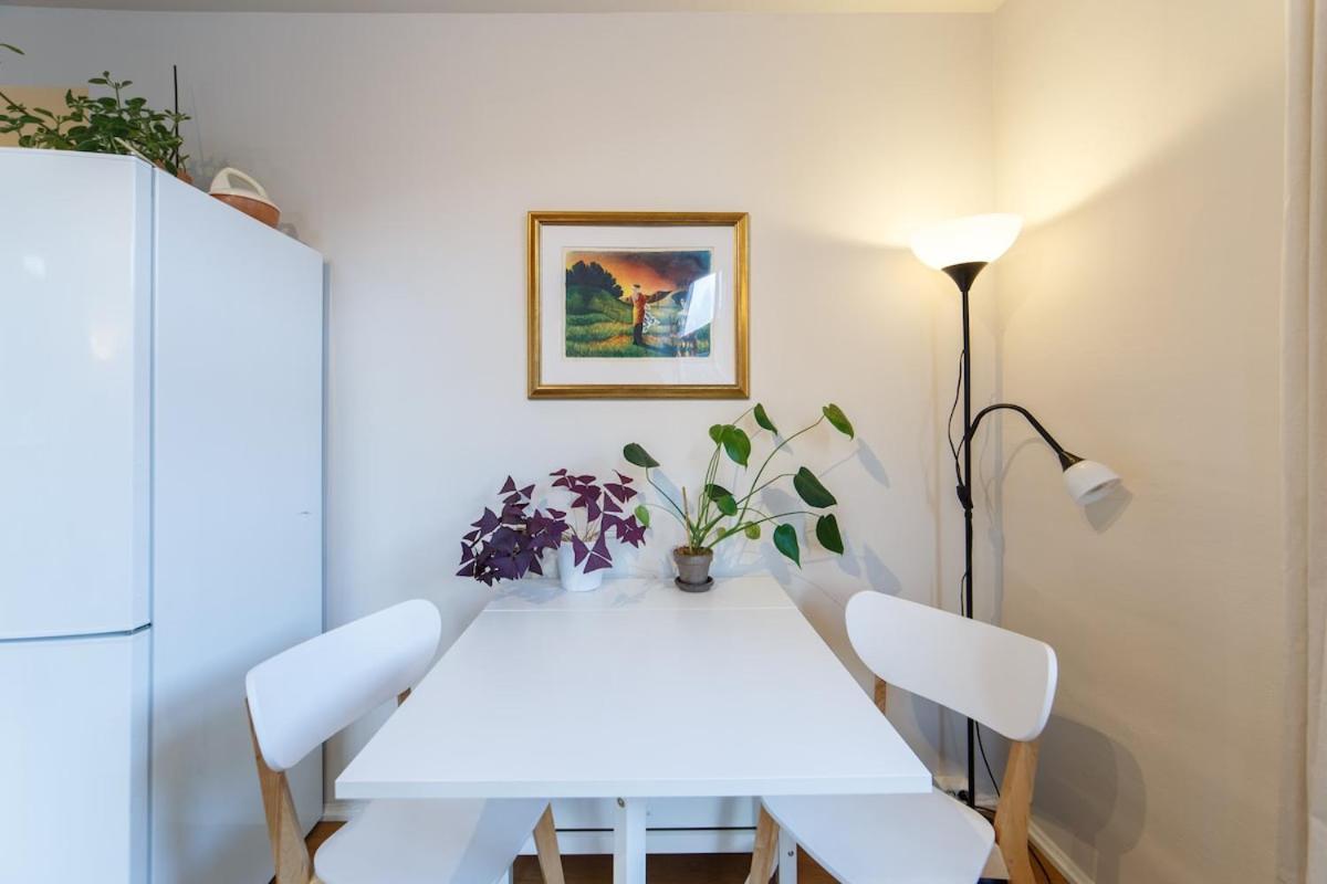 Unique Relaxed Corner Flat In