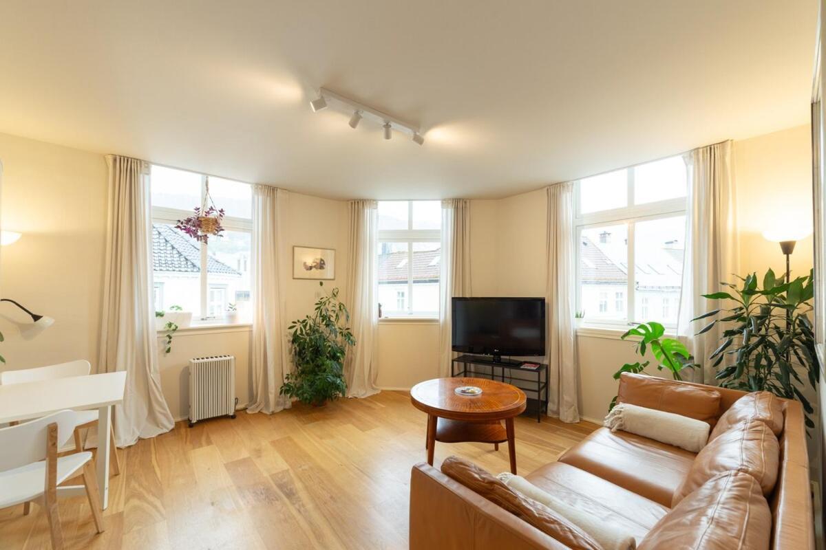 Unique Relaxed Corner Flat In