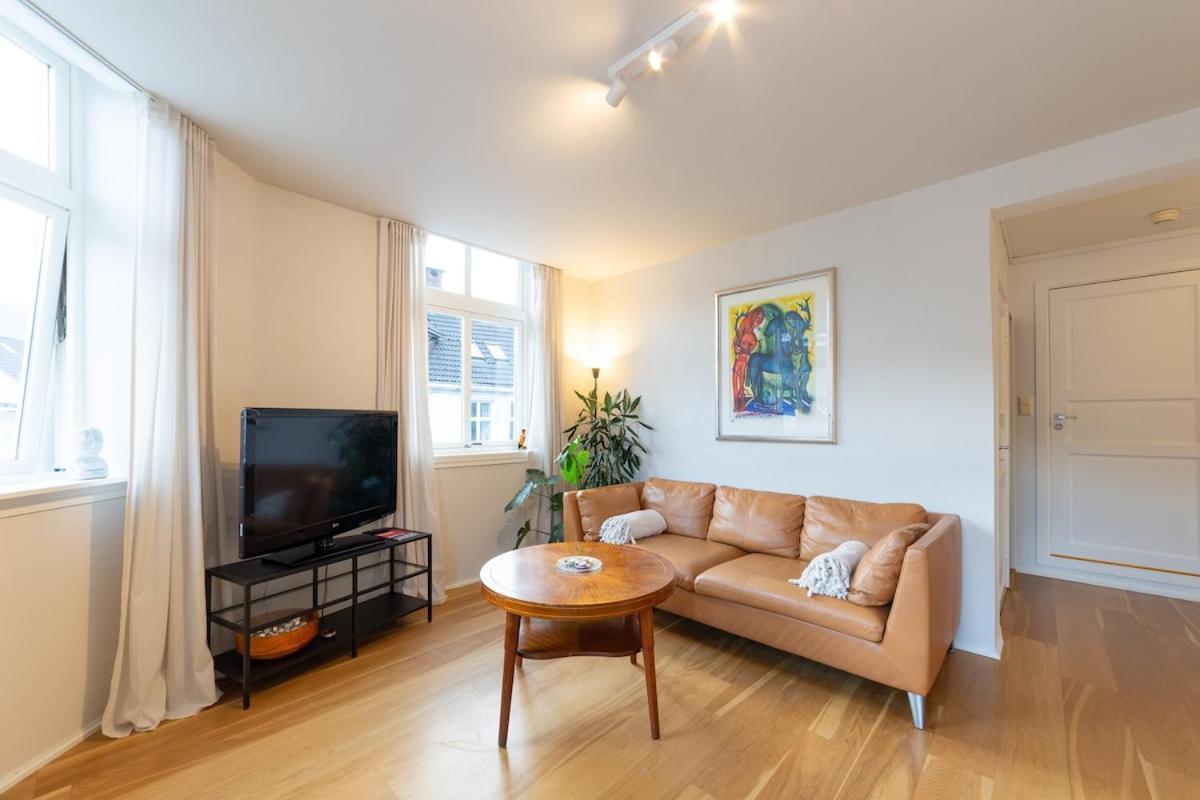 Unique Relaxed Corner Flat In * Bergen